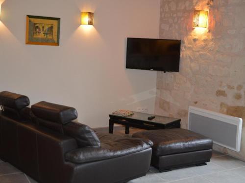 TV a/nebo společenská místnost v ubytování Gîte familial près de Chinon avec cour fermée, terrasse et équipements bébé - FR-1-381-370