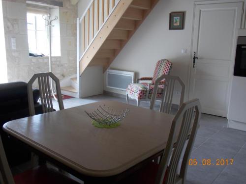 Posezení v ubytování Gîte familial près de Chinon avec cour fermée, terrasse et équipements bébé - FR-1-381-370