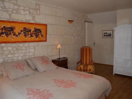 Postel nebo postele na pokoji v ubytování Gîte familial près de Chinon avec cour fermée, terrasse et équipements bébé - FR-1-381-370