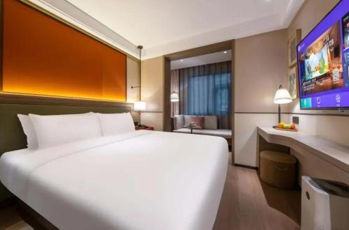 a large white bed in a hotel room at Manxin Hotel - Beijing Zhongguancun University of Technology in Beijing