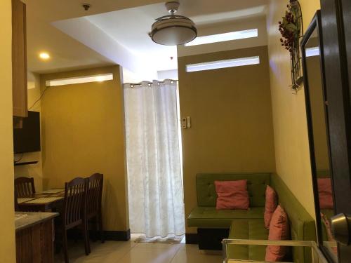 TV/trung tâm giải trí tại Fully Furnished Condo - San Marino Residences