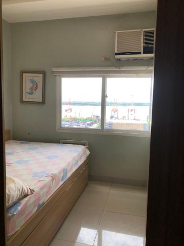 Giường trong phòng chung tại Fully Furnished Condo - San Marino Residences