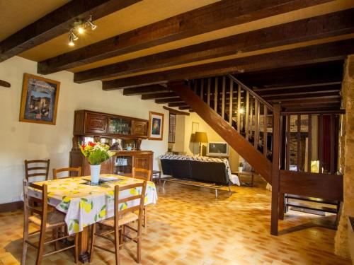 un salon avec une table et un canapé dans l'établissement Maison de campagne avec cheminée, terrasse et jardin près de Sarlat - FR-1-616-31, à Archignac