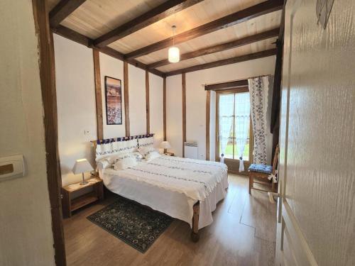 Afbeelding uit fotogalerij van Charmante maison périgourdine avec cheminée et vue campagne, animaux acceptés - FR-1-616-106 in Mazeyrolles