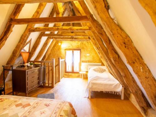 une chambre avec deux lits dans un grenier dans l'établissement Maison isolée avec jardin à 1 km du centre de Sarlat, idéal pour visites et activités de plein air - FR-1-616-340, à Sarlat-la-Canéda
