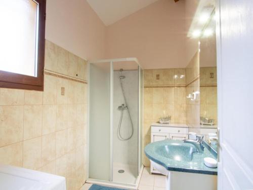 La salle de bains est pourvue d'un lavabo vert et d'une douche. dans l'établissement Maison isolée avec jardin à 1 km du centre de Sarlat, idéal pour visites et activités de plein air - FR-1-616-340, à Sarlat-la-Canéda