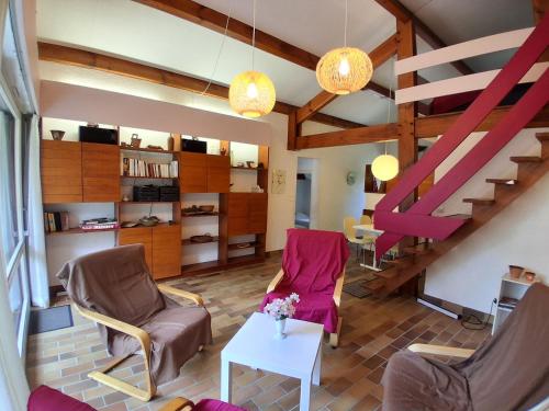 un salon avec deux chaises et une table dans l'établissement Maison Plain-pied avec Jardin, Proche Plage et Pistes Cyclables, 6 Pers, Wifi, Parking - FR-1-239-436, à Seignosse