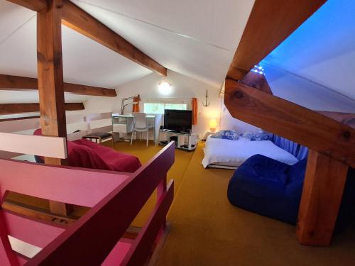 une pièce avec des chaises et un salon avec un plafond dans l'établissement Maison Plain-pied avec Jardin, Proche Plage et Pistes Cyclables, 6 Pers, Wifi, Parking - FR-1-239-436, à Seignosse