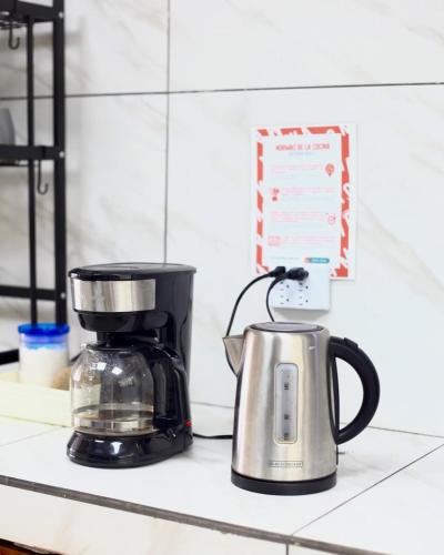 a coffee maker and a coffee pot on a counter at MOMA Guest House en Alto Boquete in Alto Boquete