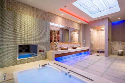 a large bathroom with a tub and a tv at Norway Forest SPA Motel in Xindian
