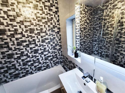 Un baño con lavabo, bañera e inodoro. en 3-Bed Family Haven with Free Parking, en Huddersfield