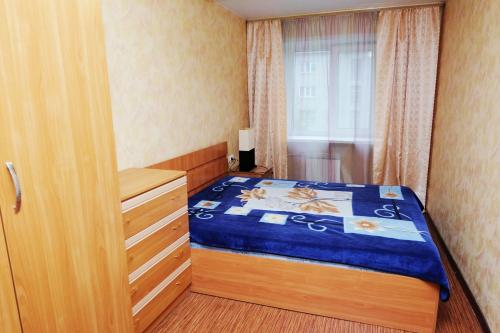 ノヴォシビルスクにあるNSK-Kvartirka, Apartment Blyukhera 52の小さなベッドルーム(ベッド1台、窓付)