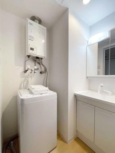 a bathroom with a sink and a air conditioner at カレラ豊平2nd in Sapporo