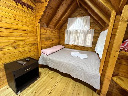 a room with a bed in a wooden cabin at Glamping Cabaña Familiar Campestre 103 in Choachí