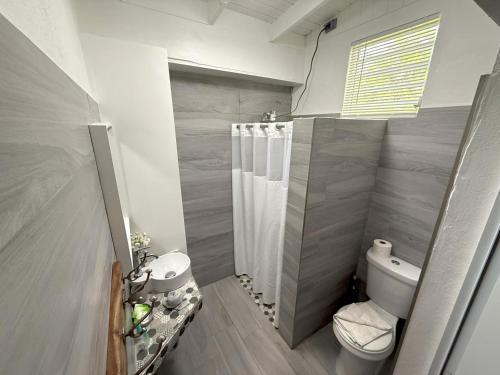 Ένα μπάνιο στο Casita Almendro-Apartment With Heated Pool