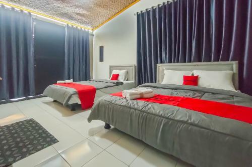 Ένα ή περισσότερα κρεβάτια σε δωμάτιο στο RedDoorz Syariah at Oemah 85 Purwokerto