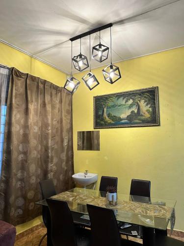 HOMESTAY ALORSETAR TOWNCENTRE by ASTARILA GUESTHOUSE-StadiumDarulaman - iSLAM SAHAJA - Private Pool, BBQ Zone & Kolam Pancing Puyu - 8-13paxにあるシーティングエリア