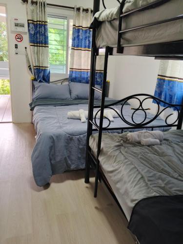Postel nebo postele na pokoji v ubytování บ้านแม่โฮมสเตย์