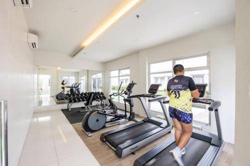 Fitness centrum a/nebo fitness zařízení v ubytování Platform 361 Cebu City Center with balcony