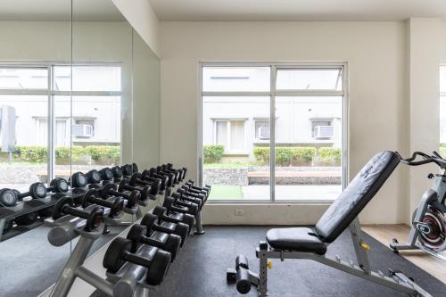 Fitness centrum a/nebo fitness zařízení v ubytování Platform 361 Cebu City Center with balcony