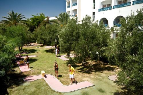 ポート・エルカンタウィにあるRiviera Hotel - Family onlyの公園内のスケートボードランプに立つ人々