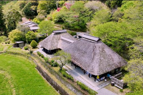 an overhead view of a house with a thatch roof at 男ノ子焼の里