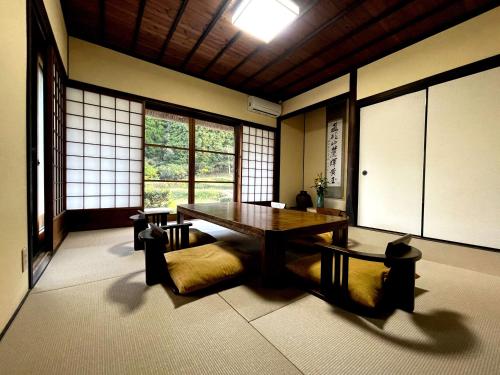 Un comedor con mesa y sillas de madera. en 男ノ子焼の里, 