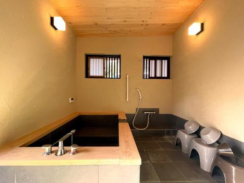 a bathroom with two sinks and a bath tub at 男ノ子焼の里
