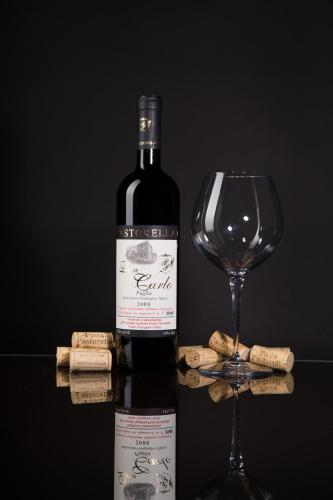 a bottle of wine next to a wine glass at Agriturismo Posta Pastorella in Vieste