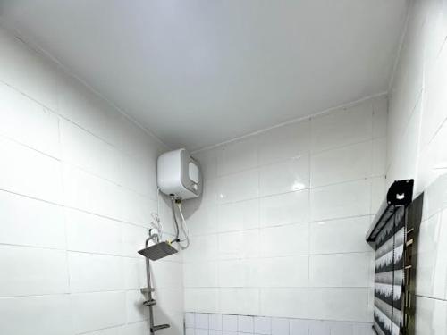 A bathroom at DEE OS' Hotel