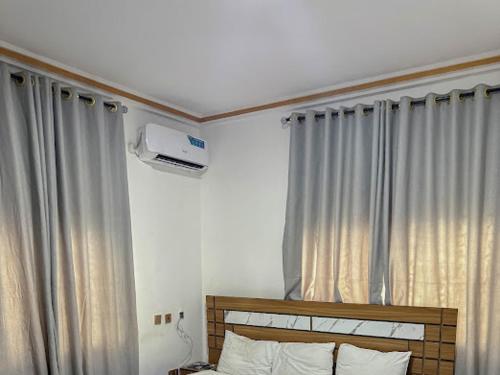 Postel nebo postele na pokoji v ubytování DEE OS' Hotel