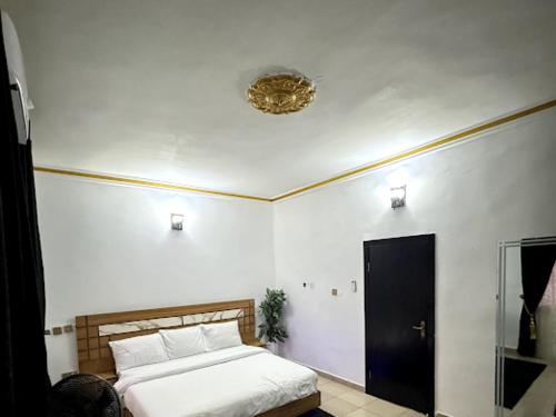 Postel nebo postele na pokoji v ubytování DEE OS' Hotel
