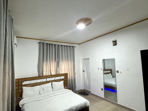 Postel nebo postele na pokoji v ubytování DEE OS' Hotel