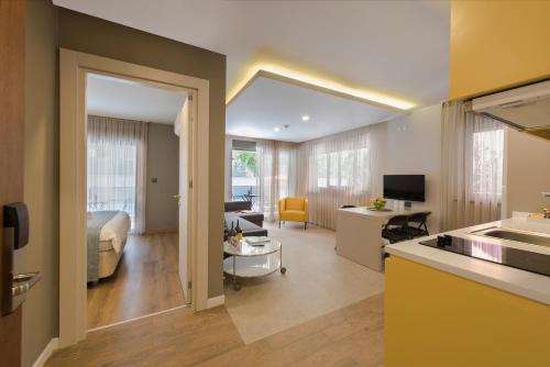 cocina y sala de estar con dormitorio en Trend Suites, en Antalya
