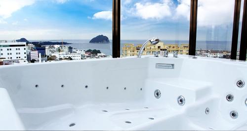 Nespecifikovaný výhled na hory nebo výhled na hory při pohledu z hotelu