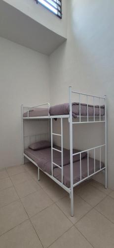 Ένα ή περισσότερα κρεβάτια σε δωμάτιο στο D'Lena homestay