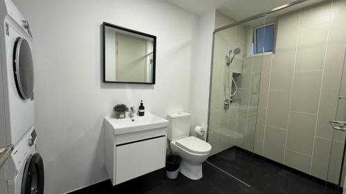 クアラルンプールにあるUNA Serviced Apartment by manatidurのトイレとシャワー付きの白いバスルーム