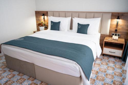 Una cama o camas en una habitación de Cosmopolitan Hotel
