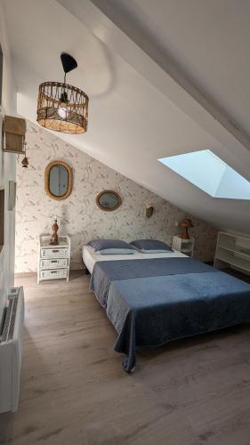 una camera da letto con un grande letto con una coperta blu di Les Coucous a Saint-Martin-Vésubie