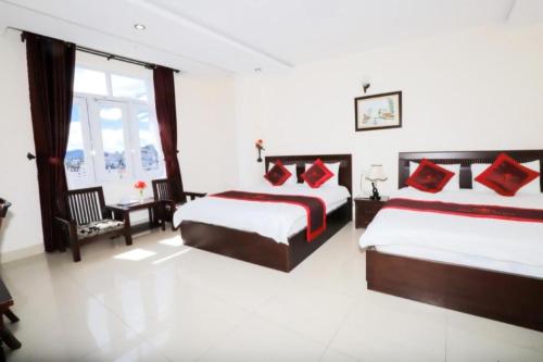 En eller flere senge i et værelse på My Hoa 2 Hotel