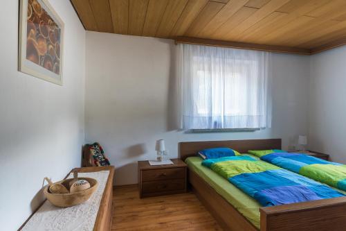 um quarto com uma cama grande e uma janela em Ferienwohnung Elisa em Innsbruck