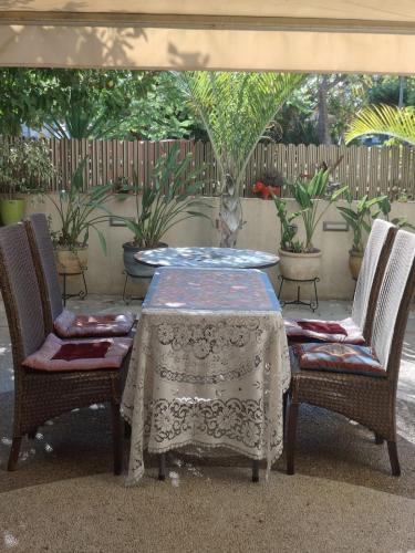 a table and two chairs with a table and a table at Дом для гостей in Rishon LeẔiyyon