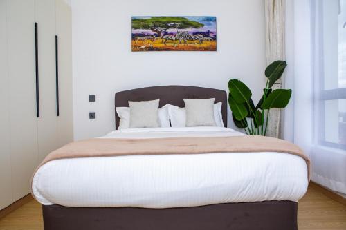Postel nebo postele na pokoji v ubytování Grandeur Stays Riara One Residency Kilimani