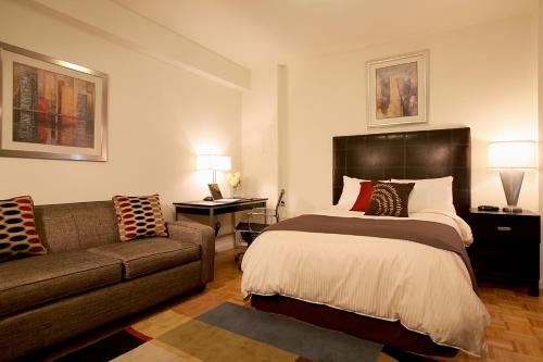 
A bed or beds in a room at Oakwood Residence Midtown East
