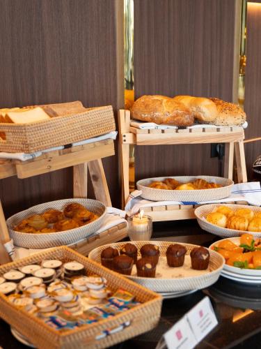 ValStar Hotel Canggu في تشانغو: عرض الخبز والمعجنات على طاولة
