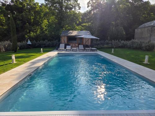 - une piscine avec un kiosque dans l'arrière-cour dans l'établissement Logement au clos des Fuselières., à Cour-Cheverny