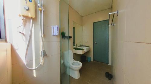 Bilik mandi di 2-9pax FAMILY SUITE, i-CITY, Shah Alam, Beside Theme Park, WIFI 50-55"TV