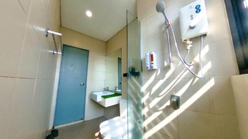 Bilik mandi di 2-9pax FAMILY SUITE, i-CITY, Shah Alam, Beside Theme Park, WIFI 50-55"TV
