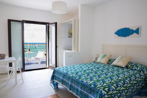 カステッランマーレ・デル・ゴルフォにあるN'amuri Residenceのベッドルーム1室(ベッド1台付)が備わります。