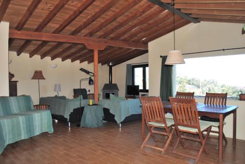 TemisasにあるCasa Vista Palmeralのリビングルーム(テーブル、椅子、ソファ付)